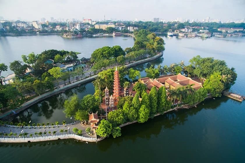 Chùa Trấn Quốc trên Hồ Tây
