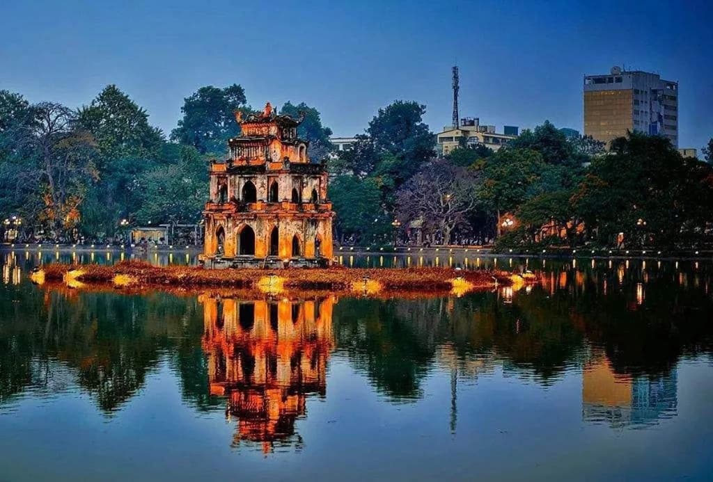 Tháp Rùa về đêm trên Hồ Hoàn Kiếm